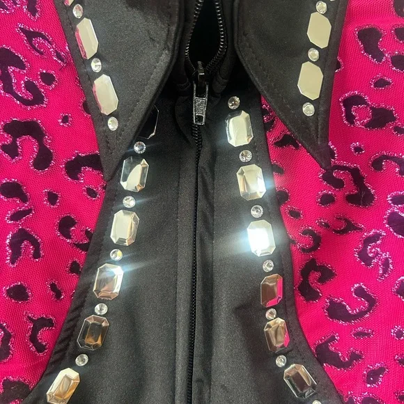 NWT- Hobby Horse Women’s All Day Western Show Shirt, Black & Fuchsia Leopard - Picture 4 of 8